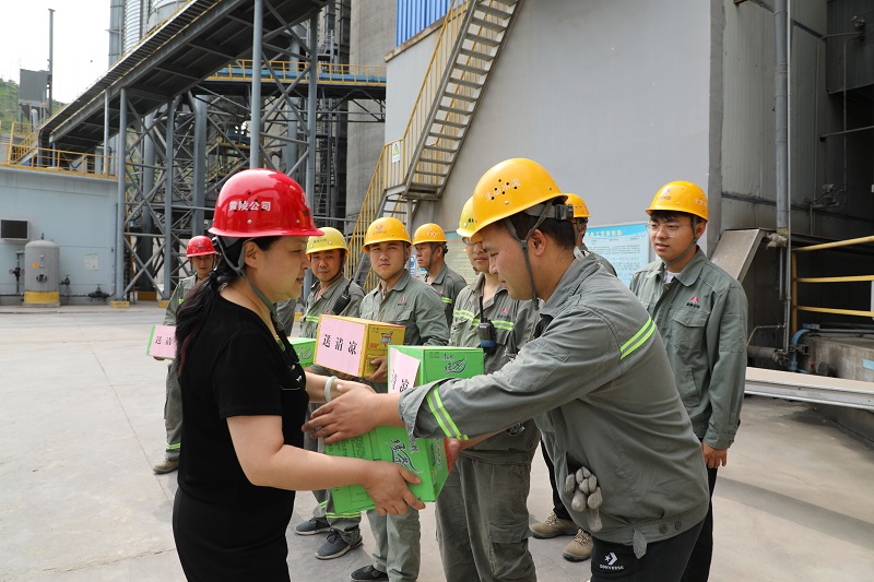 生態(tài)水泥公司副總經理杜永康深入黃陵公司開展工作調研及“送清涼”