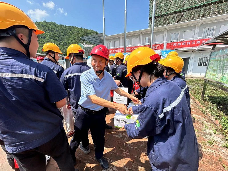 三伏送清涼，高溫不服“暑”——王琦走進基層慰問一線職工并調(diào)研指導(dǎo)工作